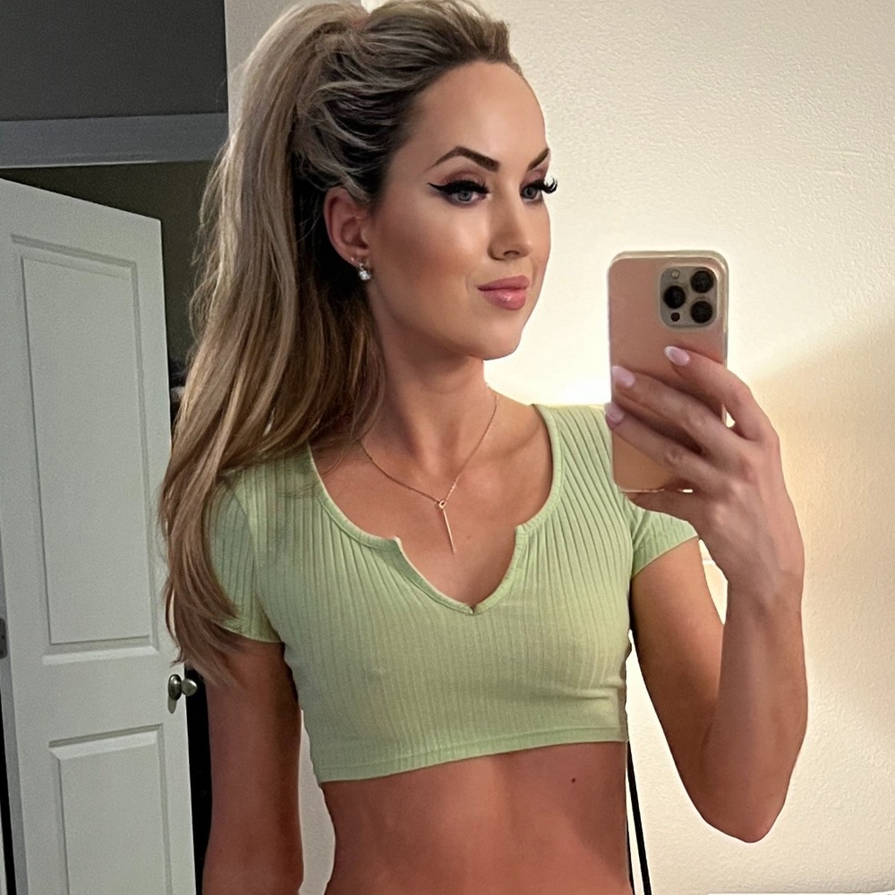 Pastel green crop top xs
